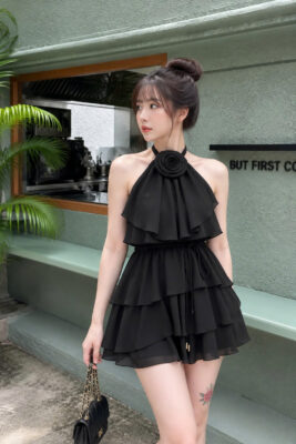 SET ĐỒ NỮ VOAN ĐEN ÁO YẾM HOA 3D PHỐI QUẦN NGẮN TẦNG BÈO FREESIZE DƯỚI 50KG